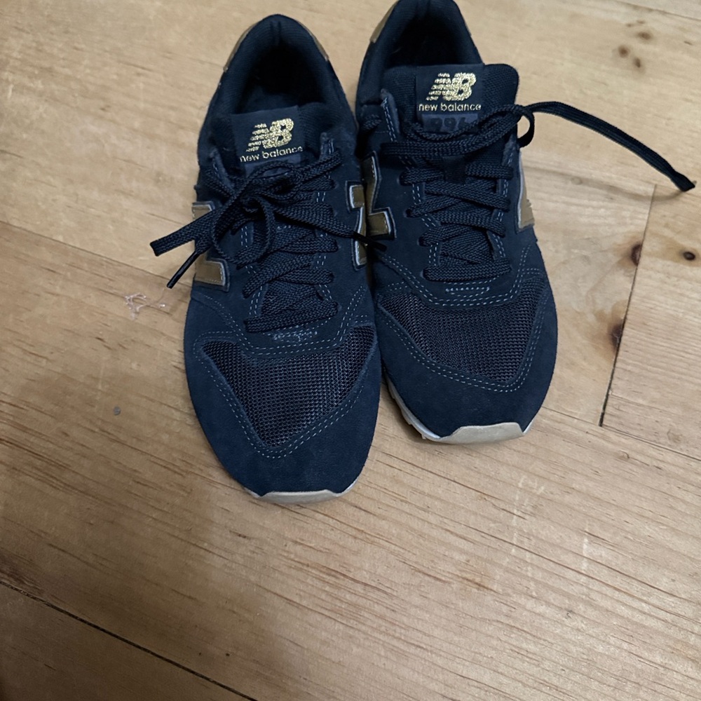 New Balance 996 black and Gold Sneakers 7.5